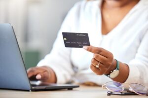 Le parcours est simple pour le client. Il choisit ses produits, valide son panier et sélectionne MTN MoMo ou Orange Money.