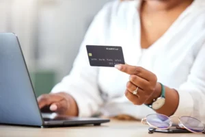 Le parcours est simple pour le client. Il choisit ses produits, valide son panier et sélectionne MTN MoMo ou Orange Money.