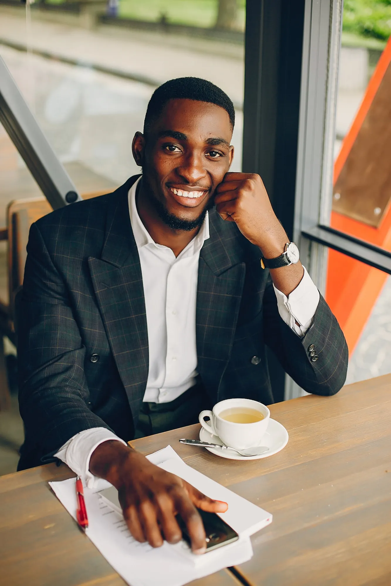 Homme d’affaires souriant au téléphone dans un café