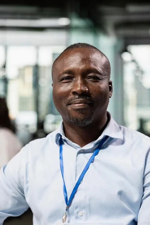 Portrait d’un professionnel souriant en chemise